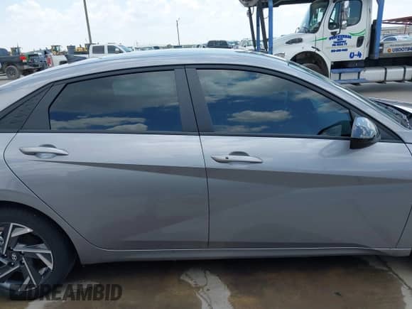 2025 Hyundai Elantra SEL Sport z VIN KMHLM4DG3SU976667, wystawiony jako IAAI lot #43045130 z przebiegiem 1 440 mil mil oraz . Historia ofert i sprzedaży dostępna na DreamBid. Obrazek 14.