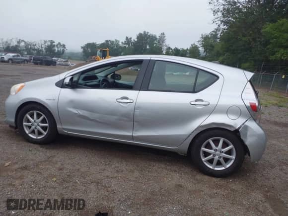 2013 Toyota Prius One z VIN JTDKDTB3XD1051060, wystawiony jako IAAI lot #42851670 z przebiegiem 163 017 mil mil oraz . Historia ofert i sprzedaży dostępna na DreamBid. Obrazek 14.