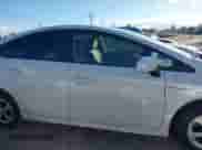 2015 Toyota Prius Four z VIN JTDKN3DU7F1887950, wystawiony jako IAAI lot #43455528 z przebiegiem 103 213 mil mil oraz . Historia ofert i sprzedaży dostępna na DreamBid. Obrazek 13.