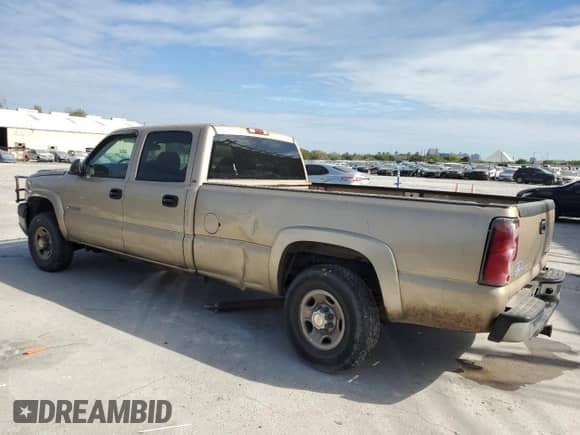 2004 Chevrolet Silverado 2500HD LS z VIN 1GCHC23U54F121873, wystawiony jako Copart lot #82857224 z przebiegiem Nie podano mil oraz Szkoda całkowita • Salvage title. Historia ofert i sprzedaży dostępna na DreamBid. Obrazek 2.