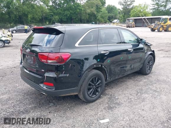 2020 Kia Sorento L with VIN 5XYPG4A35LG700802, listed as a IAAI auction lot 42508178 with 95,000 mi miles and . Bid and sale history available at DreamBid. Image 4.