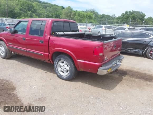 2002 Chevrolet S-10 LS with VIN 1GCDT13WX2K211938, listed as a IAAI auction lot 42710145 with 153,414 mi miles and . Bid and sale history available at DreamBid. Image 3.