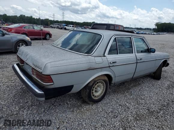 1984 Mercedes-Benz 300 D z VIN WDBAB33A9EA031137, wystawiony jako Copart lot #61379295 z przebiegiem Nie podano mil oraz Czysty tytuł • Clean title. Historia ofert i sprzedaży dostępna na DreamBid. Obrazek 3.