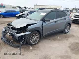 2018 Hyundai Kona SEL z VIN KM8K2CAA1JU183426, wystawiony jako IAAI lot #43394507 z przebiegiem 76 961 mil mil oraz . Historia ofert i sprzedaży dostępna na DreamBid. Obrazek 2.