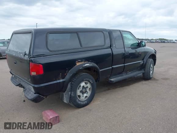2000 Chevrolet S-10 LS ZR2 z VIN 1GCCT19W1Y8262253, wystawiony jako IAAI lot #43084926 z przebiegiem 177 794 mil mil oraz . Historia ofert i sprzedaży dostępna na DreamBid. Obrazek 4.
