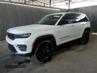 2024 Jeep Grand Cherokee Altitude z VIN 1C4RJGAG2R8546600, wystawiony jako Copart lot #81254985 z przebiegiem 33 527 mil mil oraz Czysty tytuł • Clean title. Historia ofert i sprzedaży dostępna na DreamBid. Obrazek 1.