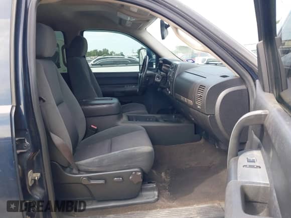 2008 Chevrolet Silverado 2500HD 1LT z VIN 1GCHC23K98F140009, wystawiony jako IAAI lot #42036735 z przebiegiem 279 468 mil mil oraz . Historia ofert i sprzedaży dostępna na DreamBid. Obrazek 5.