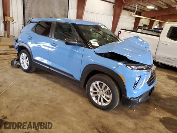 2024 Chevrolet TrailBlazer LS z VIN KL79MNSL2RB123748, wystawiony jako Copart lot #63281355 z przebiegiem Nie podano mil oraz Nie do naprawy • Non repairable. Historia ofert i sprzedaży dostępna na DreamBid. Obrazek 4.