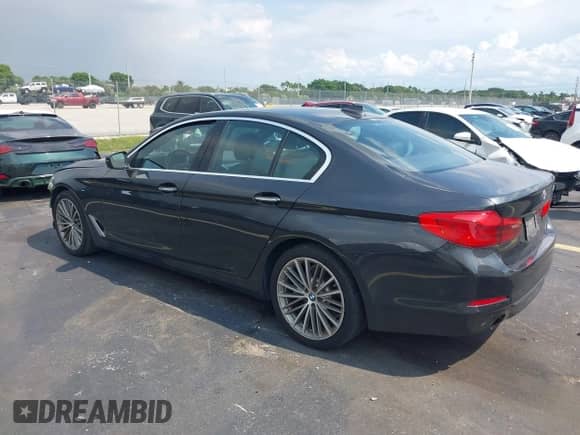 2017 BMW 5 Series 530i z VIN WBAJA5C33HG894936, wystawiony jako IAAI lot #42987504 z przebiegiem 68 186 mil mil oraz . Historia ofert i sprzedaży dostępna na DreamBid. Obrazek 3.
