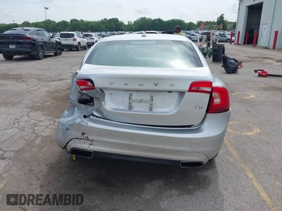 2016 Volvo S60 T5 Drive-E Premier z VIN YV126MFK8G2406947, wystawiony jako IAAI lot #42527322 z przebiegiem 49 795 mil mil oraz . Historia ofert i sprzedaży dostępna na DreamBid. Obrazek 16.