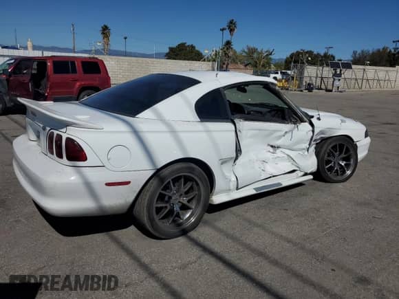 1998 Ford Mustang GT z VIN 1FAFP42X9WF179805, wystawiony jako Copart lot #82494395 z przebiegiem 142 724 mil mil oraz Szkoda całkowita • Salvage title. Historia ofert i sprzedaży dostępna na DreamBid. Obrazek 3.