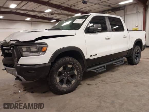 2019 Ram 1500 Rebel z VIN 1C6SRFLT3KN897707, wystawiony jako IAAI lot #42635799 z przebiegiem 57 204 mil mil oraz . Historia ofert i sprzedaży dostępna na DreamBid. Obrazek 19.