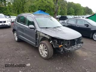 2015 Volkswagen Tiguan S z VIN WVGAV7AX6FW567468, wystawiony jako IAAI lot #42330317 z przebiegiem 143 984 mil mil oraz . Historia ofert i sprzedaży dostępna na DreamBid. Obrazek 1.