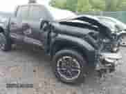 2024 Toyota Tacoma SR5 z VIN 3TMLB5JN4RM025895, wystawiony jako IAAI lot #42309915 z przebiegiem 23 530 mil mil oraz . Historia ofert i sprzedaży dostępna na DreamBid. Obrazek 18.