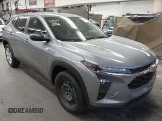 2025 Chevrolet Trax LS с VIN KL77LFEP7SC213752, выставлен на аукционе IAAI как лот 42867269 с пробегом 4 050 миль миль и . История ставок и продаж доступна на DreamBid. Изображение 1.