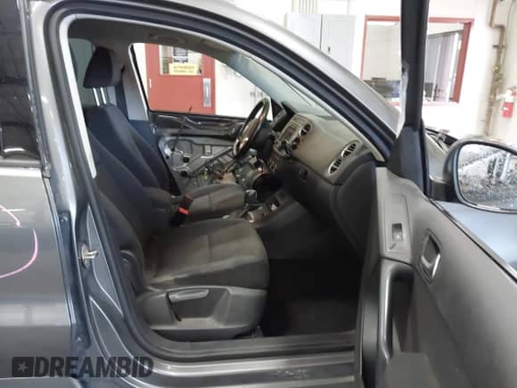 2017 Volkswagen Tiguan S с VIN WVGBV7AX0HK053923, выставлен на аукционе IAAI как лот 42780669 с пробегом 70 071 миль миль и . История ставок и продаж доступна на DreamBid. Изображение 5.