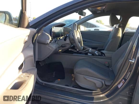 2024 Hyundai Elantra SEL z VIN KMHLM4DG8RU708529, wystawiony jako IAAI lot #42500324 z przebiegiem 20 541 mil mil oraz . Historia ofert i sprzedaży dostępna na DreamBid. Obrazek 5.