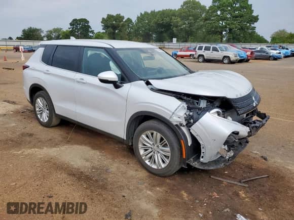 2024 Mitsubishi Outlander ES with VIN JA4J3UA88RZ003738, listed as a Copart auction lot 70493695 with 12,517 mi miles and Salvage title. Bid and sale history available at DreamBid. Image 4.
