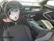 2018 Chevrolet Camaro 1LS z VIN 1G1FA1RX6J0137645, wystawiony jako Copart lot #55106625 z przebiegiem 52 627 mil mil oraz Szkoda całkowita • Salvage title. Historia ofert i sprzedaży dostępna na DreamBid. Obrazek 8.