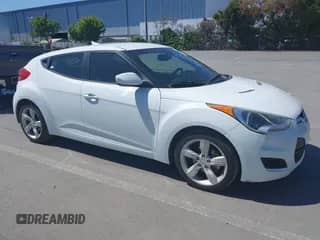 2013 Hyundai Veloster w/Black Int z VIN KMHTC6AD5DU160412, wystawiony jako IAAI lot #42202550 z przebiegiem 131 520 mil mil oraz . Historia ofert i sprzedaży dostępna na DreamBid. Obrazek 1.