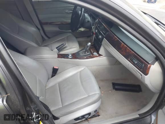 2007 BMW 3 Series 328xi z VIN WBAVC73557KP35419, wystawiony jako IAAI lot #43530804 z przebiegiem 225 151 mil mil oraz . Historia ofert i sprzedaży dostępna na DreamBid. Obrazek 5.