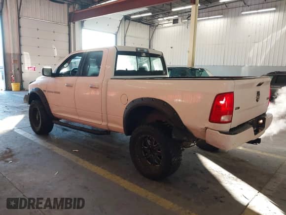 2011 Ram 1500 SLT z VIN 1D7RV1GT0BS638213, wystawiony jako IAAI lot #41255186 z przebiegiem 204 509 mil mil oraz . Historia ofert i sprzedaży dostępna na DreamBid. Obrazek 3.