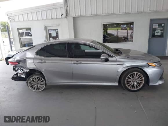 2020 Toyota Camry Hybrid XLE z VIN 4T1F31AK1LU533605, wystawiony jako IAAI lot #42790450 z przebiegiem 98 102 mil mil oraz . Historia ofert i sprzedaży dostępna na DreamBid. Obrazek 14.