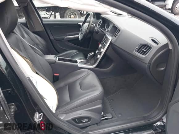 2016 Volvo S60 T5 Drive-E Premier z VIN YV126MFK7G2407961, wystawiony jako IAAI lot #42640958 z przebiegiem 96 884 mil mil oraz . Historia ofert i sprzedaży dostępna na DreamBid. Obrazek 5.