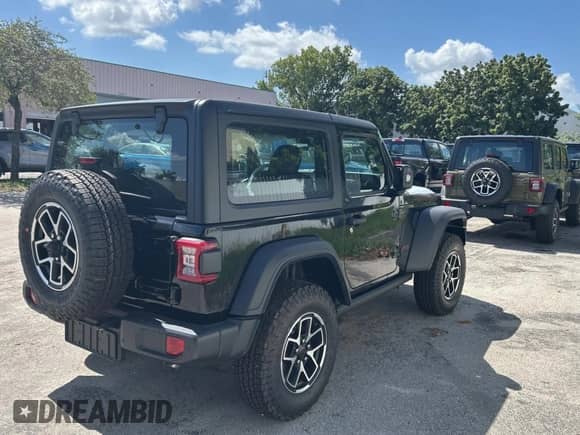 2025 Jeep Wrangler z VIN 1C4PJXCN5SW529648, wystawiony jako Copart lot #67322705 z przebiegiem 72 mil mil oraz Czysty tytuł • Clean title. Historia ofert i sprzedaży dostępna na DreamBid. Obrazek 4.