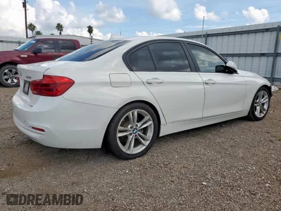 2018 BMW 3 Series 320i z VIN WBA8E1G56JNU93213, wystawiony jako Copart lot #85724055 z przebiegiem 59 597 mil mil oraz Szkoda całkowita • Salvage title. Historia ofert i sprzedaży dostępna na DreamBid. Obrazek 3.