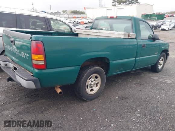 2002 Chevrolet Silverado 1500 z VIN 1GCEC14W82Z286809, wystawiony jako IAAI lot #41876270 z przebiegiem 217 690 mil mil oraz . Historia ofert i sprzedaży dostępna na DreamBid. Obrazek 4.