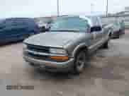 1999 Chevrolet S-10 LS z VIN 1GCCS19X0XK146913, wystawiony jako IAAI lot #41610660 z przebiegiem 257 660 mil mil oraz . Historia ofert i sprzedaży dostępna na DreamBid. Obrazek 2.