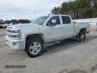 2017 Chevrolet Silverado 2500HD LTZ z VIN 1GC1KWEG0HF224708, wystawiony jako Copart lot #89256935 z przebiegiem 207 283 mil mil oraz Szkoda całkowita • Salvage title. Historia ofert i sprzedaży dostępna na DreamBid. Obrazek 1.