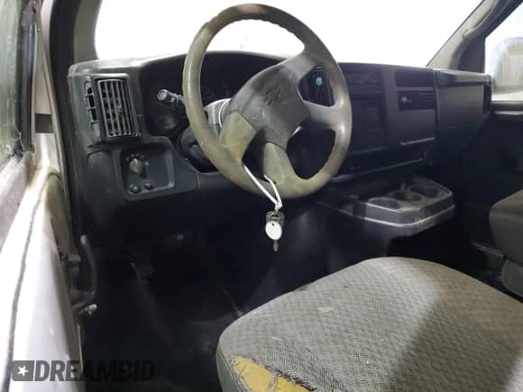 2006 Chevrolet Express Cargo z VIN 1GCGG25V161109192, wystawiony jako Copart lot #69927375 z przebiegiem Nie podano mil oraz Czysty tytuł • Clean title. Historia ofert i sprzedaży dostępna na DreamBid. Obrazek 8.
