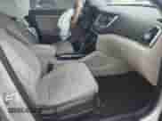 2017 Hyundai Tucson SE z VIN KM8J33A44HU400464, wystawiony jako IAAI lot #43404828 z przebiegiem 155 489 mil mil oraz . Historia ofert i sprzedaży dostępna na DreamBid. Obrazek 5.