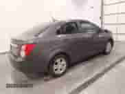 2012 Chevrolet Sonic LT z VIN 1G1JD5SH9C4168041, wystawiony jako IAAI lot #43448554 z przebiegiem 103 876 mil mil oraz . Historia ofert i sprzedaży dostępna na DreamBid. Obrazek 4.