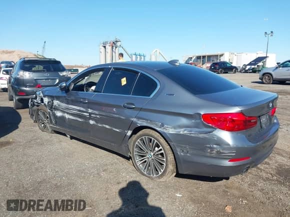 2019 BMW 5 Series 530e xDrive z VIN WBAJB1C52KB471728, wystawiony jako IAAI lot #42894152 z przebiegiem 39 666 mil mil oraz . Historia ofert i sprzedaży dostępna na DreamBid. Obrazek 3.