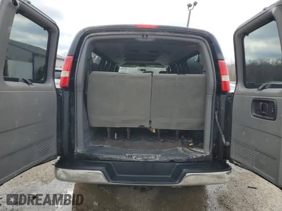 2009 Chevrolet Express Passenger z VIN 1GAHG39K291137624, wystawiony jako Copart lot #47557675 z przebiegiem 154 989 mil mil oraz Nie do naprawy • Non repairable. Historia ofert i sprzedaży dostępna na DreamBid. Obrazek 6.