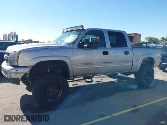 2006 Chevrolet Silverado 1500 LT3 z VIN 2GCEK13T661150851, wystawiony jako IAAI lot #43264646 z przebiegiem 238 347 mil mil oraz . Historia ofert i sprzedaży dostępna na DreamBid. Obrazek 14.