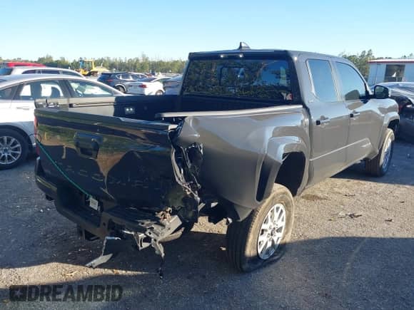 2024 Toyota Tacoma SR5 z VIN 3TMKB5FN7RM004138, wystawiony jako IAAI lot #41428936 z przebiegiem 13 625 mil mil oraz . Historia ofert i sprzedaży dostępna na DreamBid. Obrazek 4.