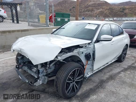 2021 BMW 3 Series 330e xDrive z VIN WBA5P9C00MFK93416, wystawiony jako IAAI lot #41525725 z przebiegiem 24 831 mil mil oraz . Historia ofert i sprzedaży dostępna na DreamBid. Obrazek 18.