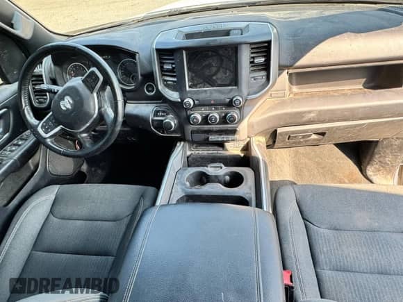 2022 Ram 1500 Big Horn z VIN 1C6RREBGXNN273503, wystawiony jako Copart lot #71997555 z przebiegiem Nie podano mil oraz Nie do naprawy • Non repairable. Historia ofert i sprzedaży dostępna na DreamBid. Obrazek 9.