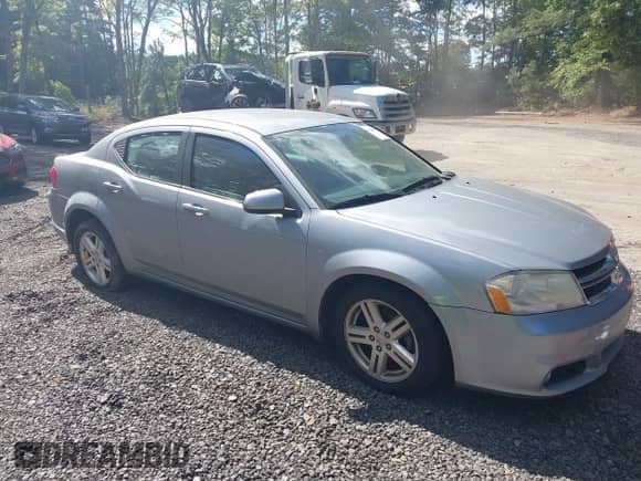 2014 Dodge Avenger SXT z VIN 1C3CDZCB5EN163423, wystawiony jako IAAI lot #43388631 z przebiegiem 109 245 mil mil oraz . Historia ofert i sprzedaży dostępna na DreamBid. Obrazek 1.
