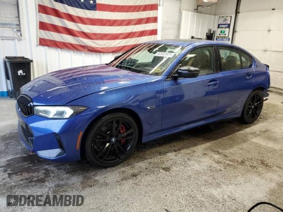 2023 BMW 3 Series 330e xDrive с VIN 3MW39FS06P8C90874, выставлен на аукционе Copart как лот 82032605 с пробегом 11 190 миль миль и Списание • Salvage title. История ставок и продаж доступна на DreamBid. Изображение 1.