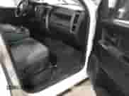 2019 Ram 1500 Express z VIN 1C6RR7KT2KS547458, wystawiony jako IAAI lot #41751397 z przebiegiem 128 523 mil mil oraz . Historia ofert i sprzedaży dostępna na DreamBid. Obrazek 5.