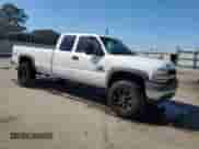 2001 Chevrolet Silverado 2500HD LS z VIN 1GCHK29U61E316862, wystawiony jako Copart lot #57590155 z przebiegiem Nie podano mil oraz Szkoda całkowita • Salvage title. Historia ofert i sprzedaży dostępna na DreamBid. Obrazek 4.