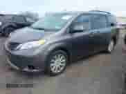 2014 Toyota Sienna LE z VIN 5TDJK3DC2ES076716, wystawiony jako IAAI lot #42138398 z przebiegiem 175 442 mil mil oraz . Historia ofert i sprzedaży dostępna na DreamBid. Obrazek 2.