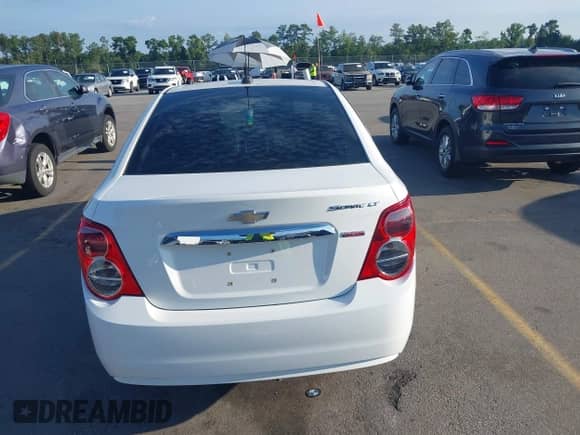 2015 Chevrolet Sonic LT z VIN 1G1JC5SB8F4115561, wystawiony jako IAAI lot #42884339 z przebiegiem 125 210 mil mil oraz . Historia ofert i sprzedaży dostępna na DreamBid. Obrazek 16.