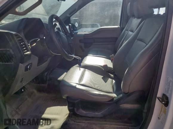 2018 Ford F-150 XL z VIN 1FTMF1CB9JFD61261, wystawiony jako Copart lot #84890555 z przebiegiem 140 741 mil mil oraz Czysty tytuł • Clean title. Historia ofert i sprzedaży dostępna na DreamBid. Obrazek 7.