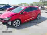 2018 Chevrolet Cruze Premier z VIN 3G1BF6SM9JS534983, wystawiony jako IAAI lot #40311915 z przebiegiem Nie podano mil oraz . Historia ofert i sprzedaży dostępna na DreamBid. Obrazek 2.